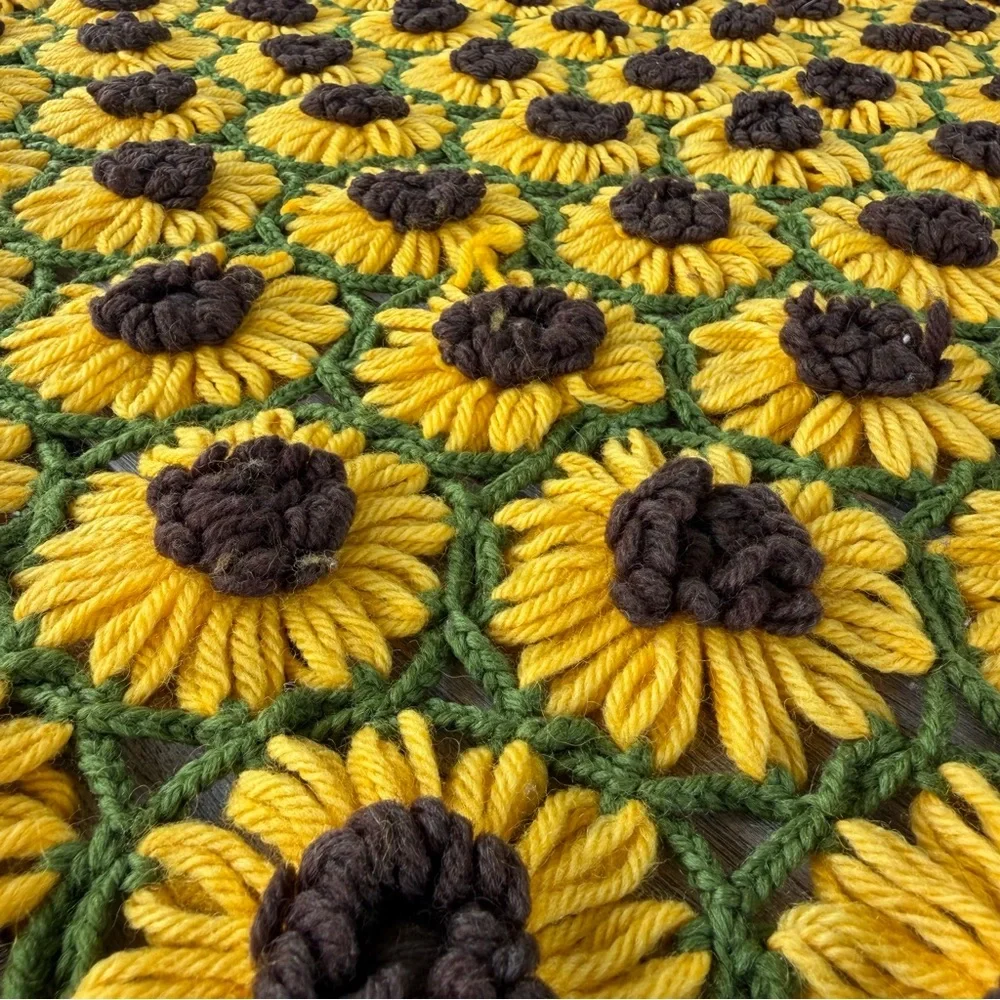 Vintage 3D Crochet Sunflower Throw Daisy Chain Afghan Scallop Edge 40x46 GUC